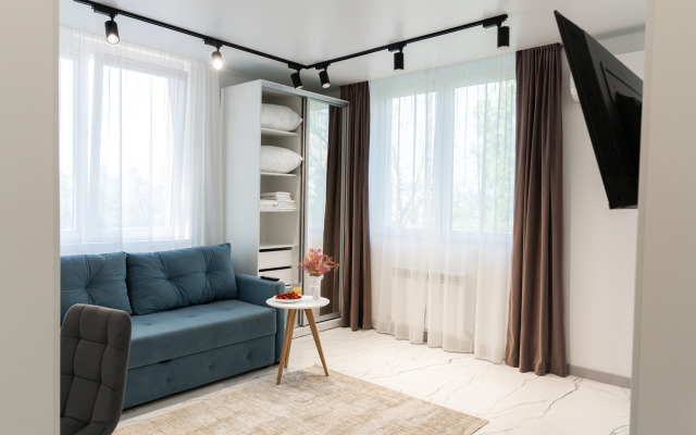 Апартаменты-студия Города 30 кв м с двуспальным диваном и панорамными окнами 4 этаж