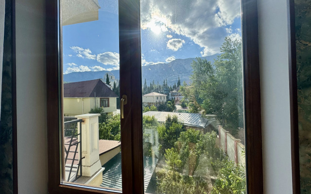 3-Kh Komnatnaya S Balkonami U Tts Konfetti Flat