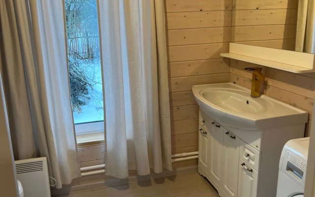 Nastoyaschiy Derevenskiy Dom s Russkoy Pechkoy Private House
