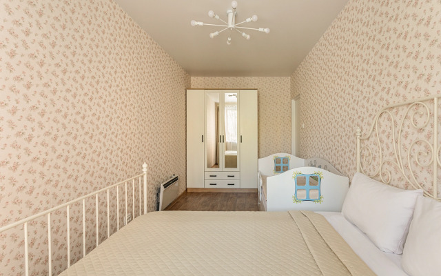 FullHouseApart dvukhkomnatnye apartamenty s balkonom i detskoy krovatkoy Apartments