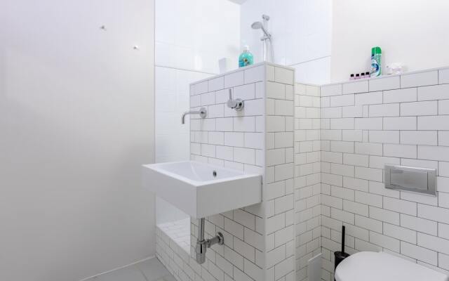 Flat Inn ryadom s Patriarshimi prudami vo Vspol'nom pereulke Apartments
