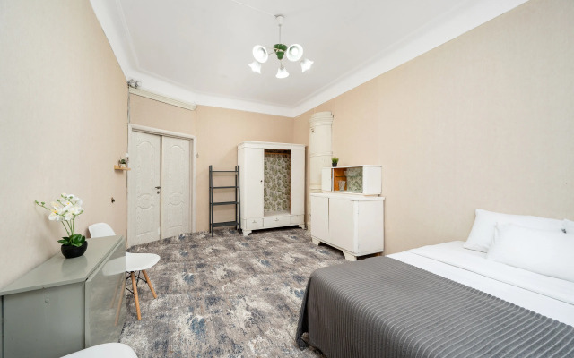 Trekhkomnatnay Na Perekupkom Pereulke Flat