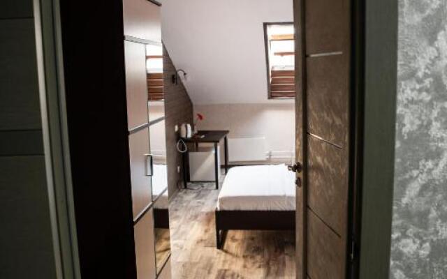 Everest Hotel