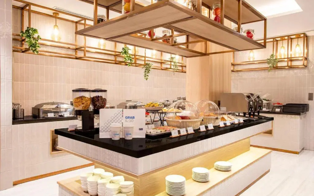 Holiday Inn Express and Suites Bangkok Central Pier by IHG