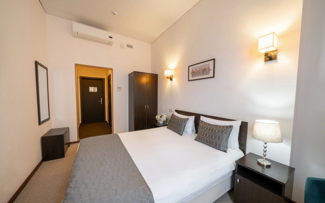Maksim Gorykiy Hotel