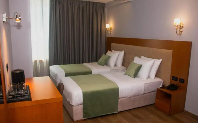 Albanopolis Hotel