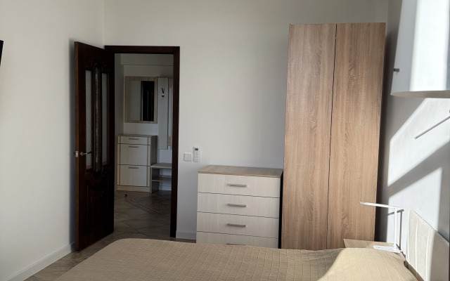 3 S Balkonom na Vtoroy Beregovoy Linii Flat