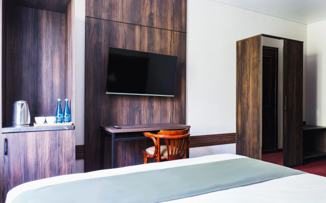 Отель Grand Nur