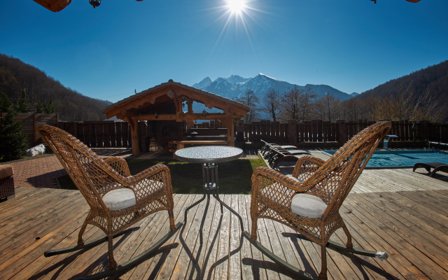 Kedr 750, 6 spalen, 15 gostej s Bassejnom i Banej Chalet