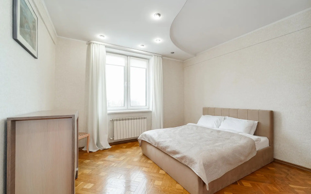 Prostornaya 3-Komnatnaya V Tsentre Vozle Metro Flat