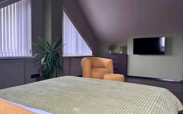 Amoroma: Nad Morem, Blizhe K Nebu Flat