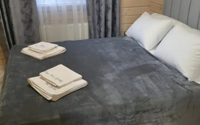 S Basseynom v Guamke Private House