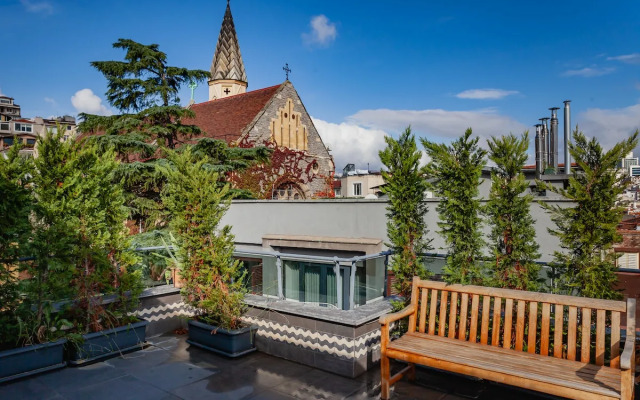 Jacuzzi across Bosphorus Apartments