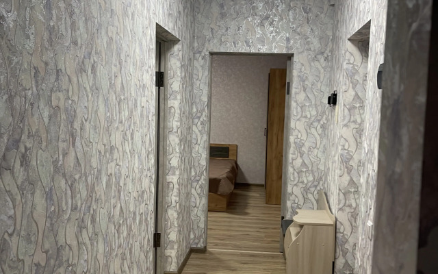 Dvukhkomnatnaya. Voroshilova 8a. 2 Etazh Flat