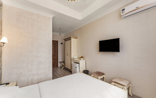 Odin Voznesenskiy Apartments