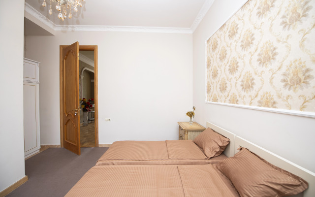 s 5 spal'nyami Guest House