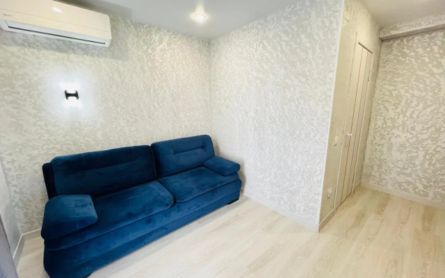 Tryokhkomnatnaya kvartira s vidom na basseyn Apartments