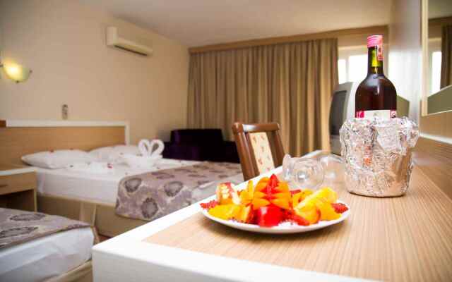 Tuntas Beach Hotel Altinkum
