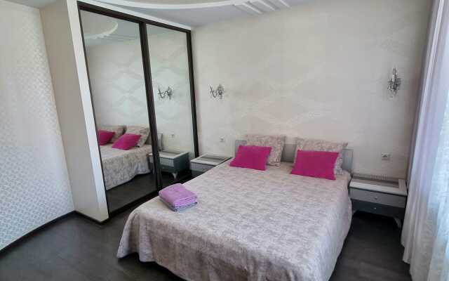 Tryohkomnatnye V Tsentre Goroda Po Istomina 41 Apartments