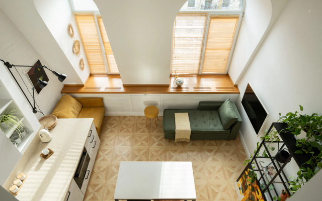 S Mansardoy I Balkonom Na Voznesenskom Prospekte Apartments