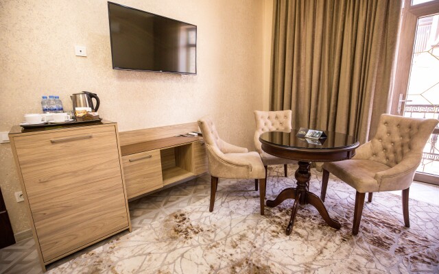 Leader Hotel