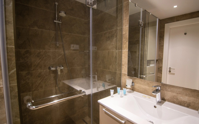 Apartamenty Bright Apartment with Balcony in Alliance Palace Batumi - Steps from the Sea & Dancing Fountains