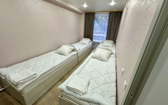 Dvuhkomnatnye Na Pervom Etazhe S Otdel'nym Vhodom Uzhurskaya Den' & Noch' 9 Apartments