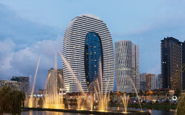 Apartamenty Bright Apartment with Balcony in Alliance Palace Batumi - Steps from the Sea & Dancing Fountains