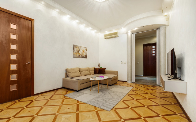 Квартира Трехкомнатная с Видом на Фонтанку