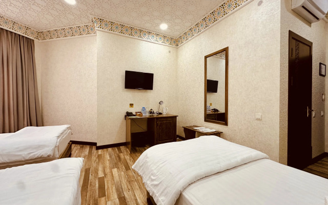 Ayvan Plaza Hotel