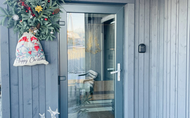 Частный дом у озера