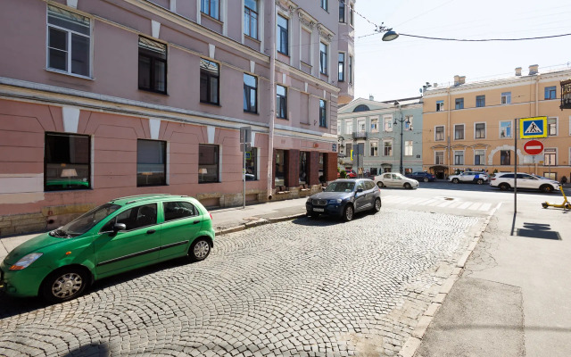 V stile disko u Strelki na Vasilevskom Flat