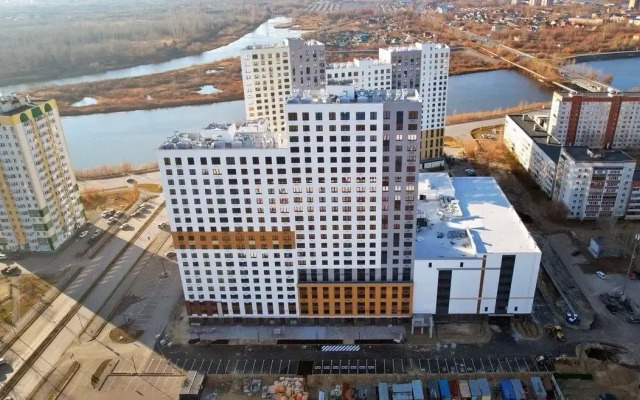 Studiya s vidom na paryaschee ozero Flat