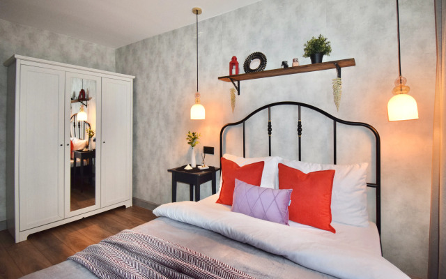 Dizaynerskaya Dvukhkomnatnaya Kvartira v Kronshtadte Apartments