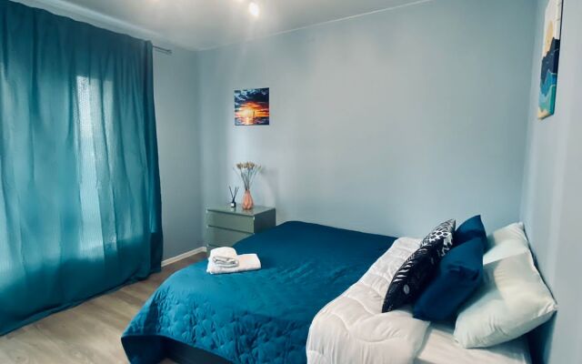 Semejnyie 3h Komnatnyie U Metro Apartments