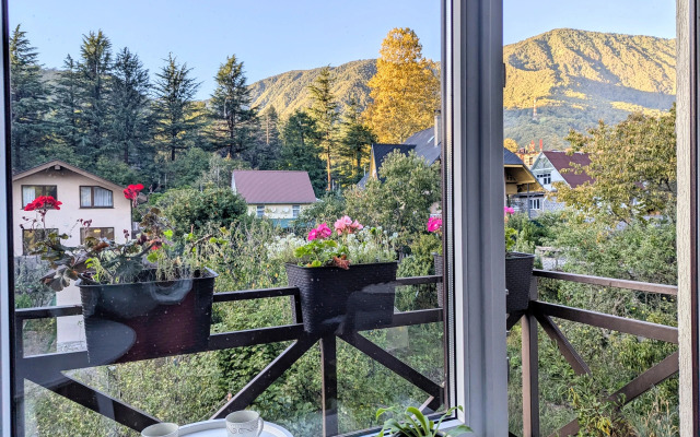 Квартира двухуровневая с видовым балконом в центре Красной Поляны