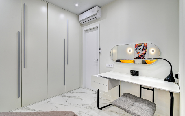 Simfoniya Morskaya-2 s 2 san.uzlami, proektorom na balkone, bassejnom na territorii Apartments