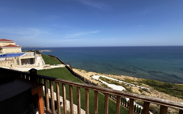 Teko's Golden Hill Hotel
