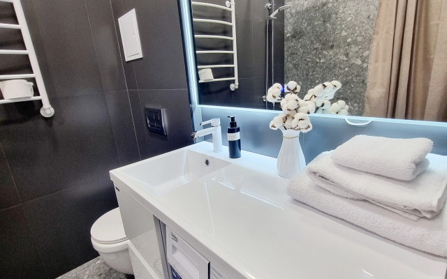 Uyutnye s Dizaynerskim Remontom Pr. Oktyabryskiy 30B Apartment