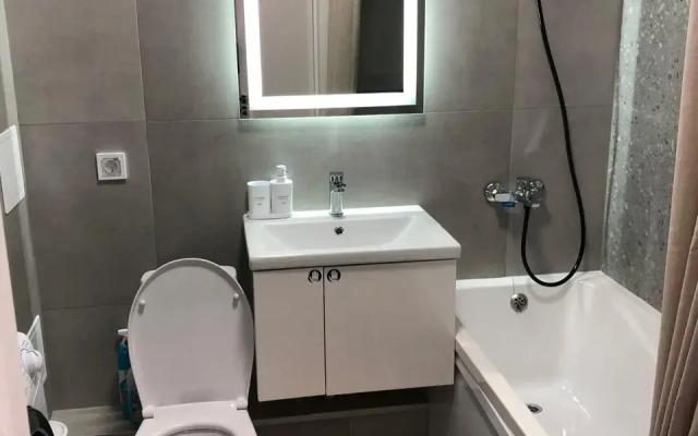 Uyutnaya Svetlaya Kvartira Vo Flore 1 Flat