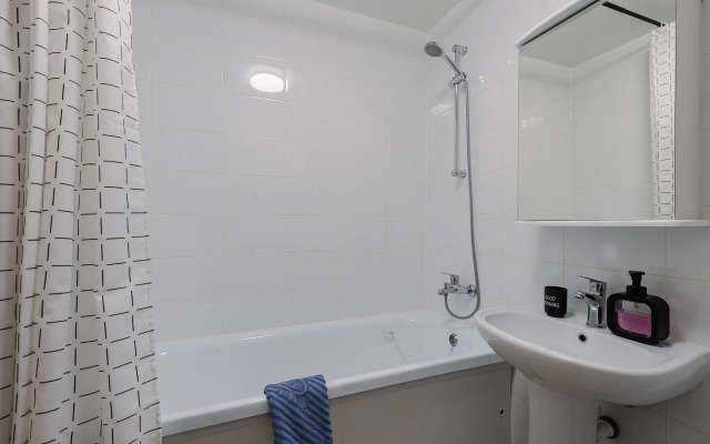 U Metro Aminyevskaya Flat
