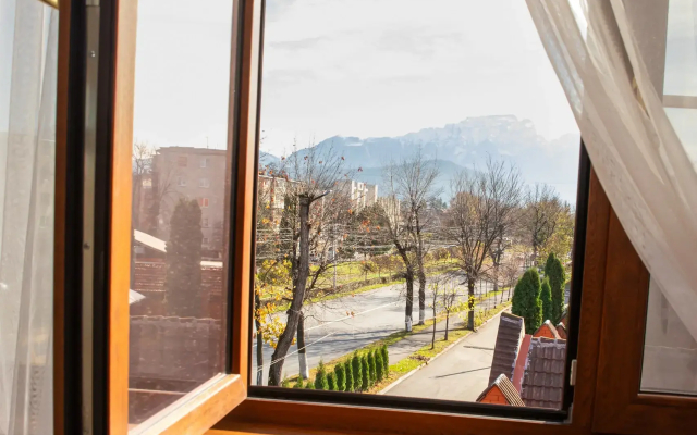 S vidom na gory v ozdorovitelnom centre Reka ZHizni Apartments