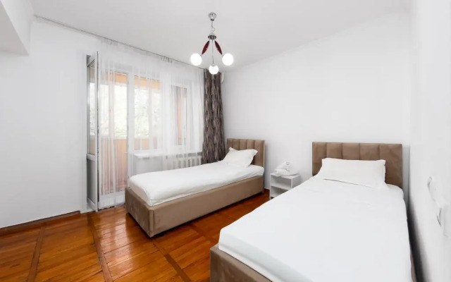 3-K v Tsentre Almaty Flat