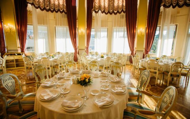 Intourist Palace Hotel