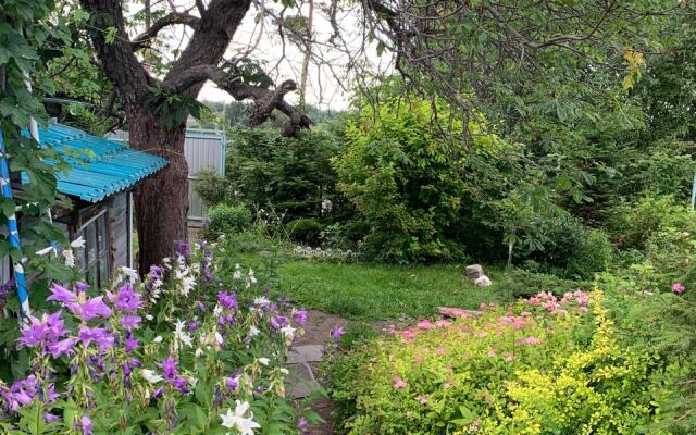 Частный дом в городе Петрозаводске с красивым уединённым участком и баней