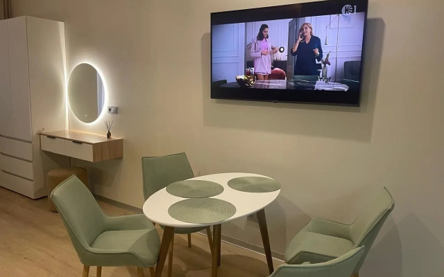 Апартаменты на Набережной 75 (213А)