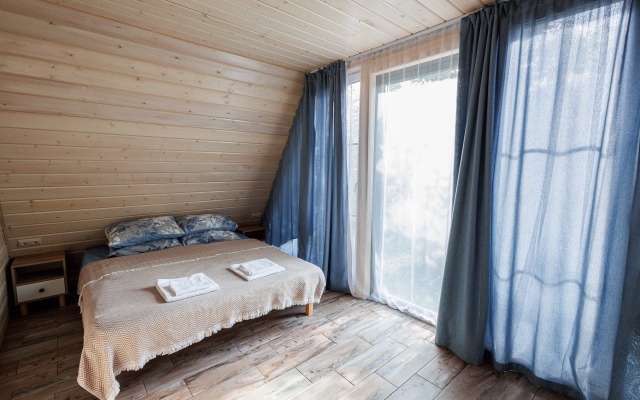 Частный дом А-фрейм для отдыха в дубовом лесу