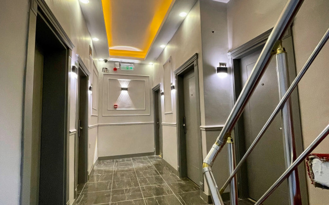 Отель Crowned Plus Hotel