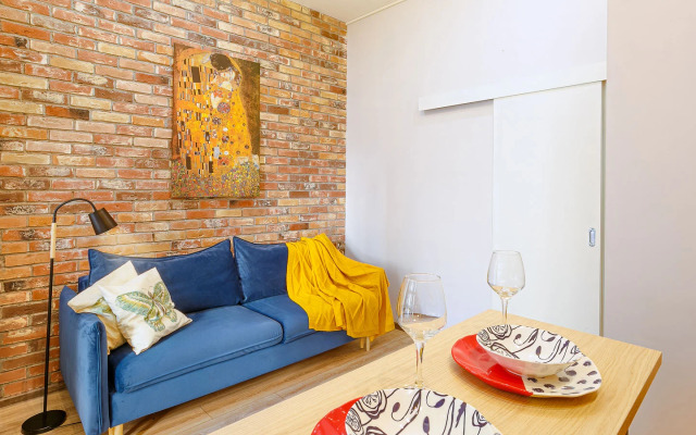 Апартаменты на Большом 13 Два Окна в Спальне