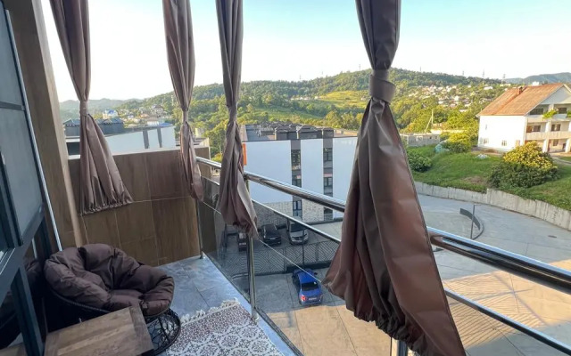 Stilnaya studiya s balkonom na dvoikh Apartments